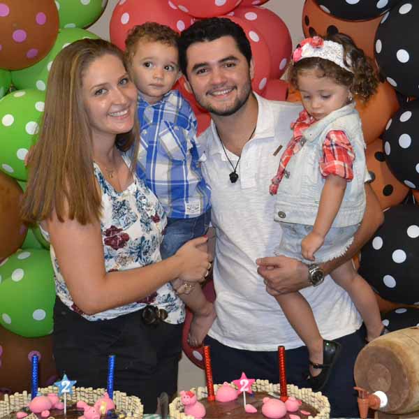 Gêmeos Giovanna e Gabriel apagam velinhas
