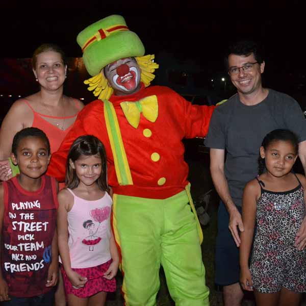 Galera de todas as idades se divertem no Circo Balão Mágico