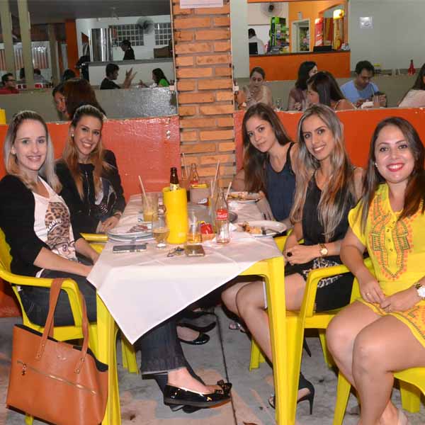 Dom Pepe recebe clientes com música ao vivo