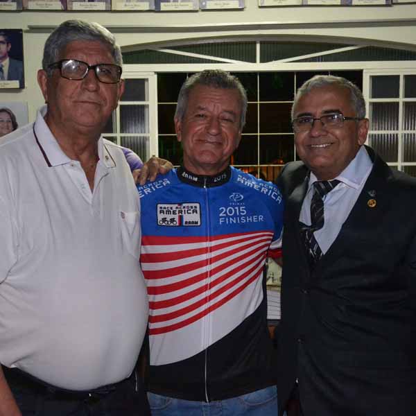 Márcio Milan realiza palestra durante noite de autógrafos no Rotary Club