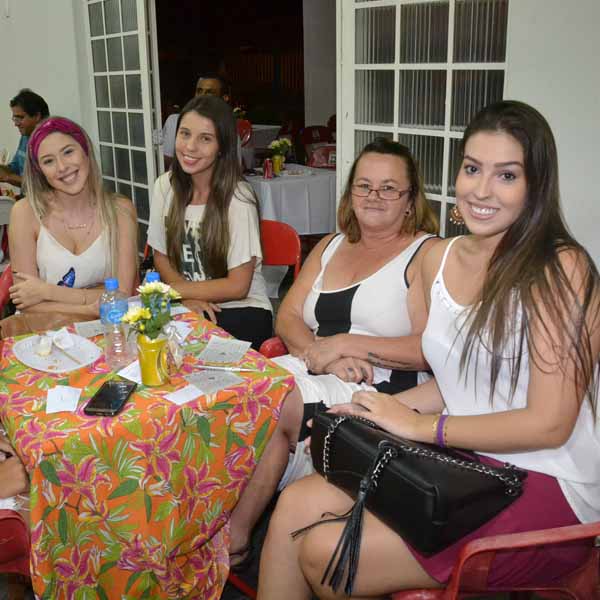 Voluntárias da Santa Casa realizam bingo beneficiente.
