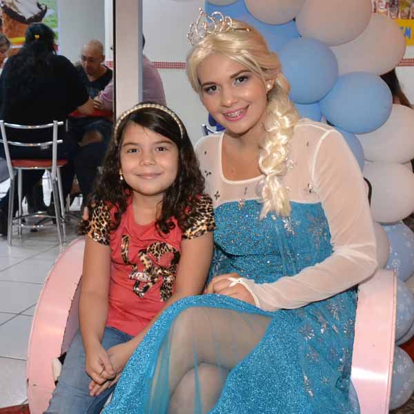 Elsa, do filme Frozen, visita o Mr. Shake e faz a alegria da criançada