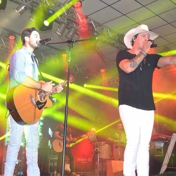 Conrado & Aleksandro anima a galera no Clube da Terceira Idade