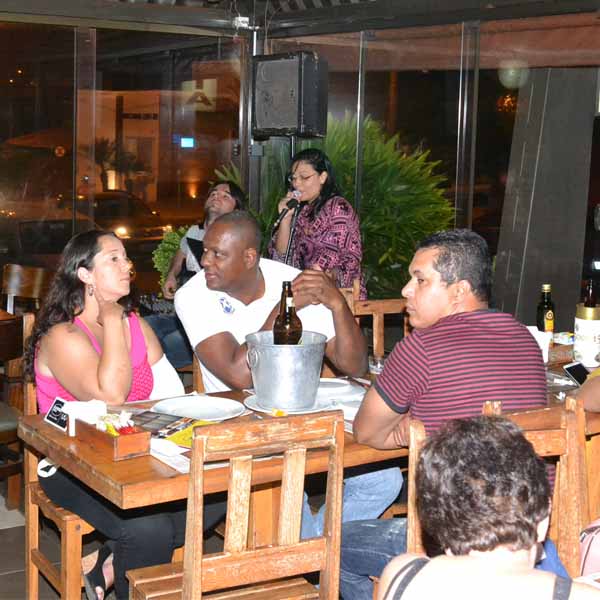 Tiago Abreu e Nivian animam noite na Florença Pizzaria