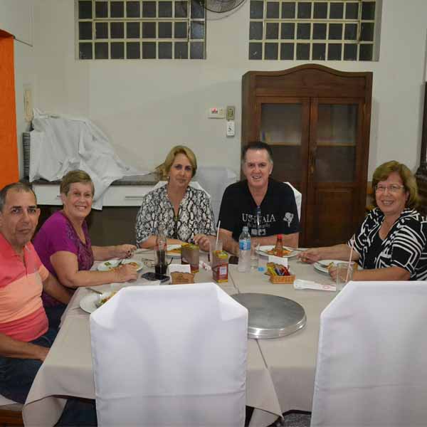 Música ao vivo diverte a galera da Dom Pepe Pizzaria