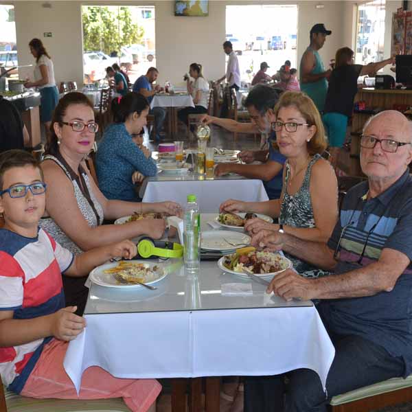 Famílias celebram a Páscoa no Restaurante Brumado