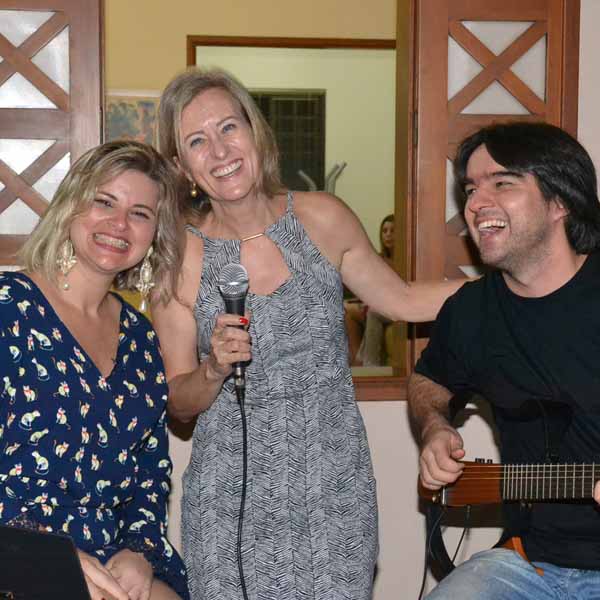 Elza celebra a chegada de mais um ano