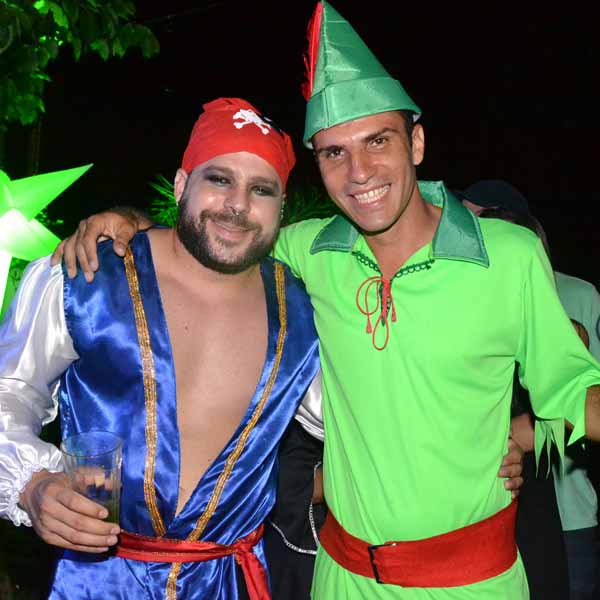 Com festa à fantasia, Deka reúne amigos para comemorar seu aniversário