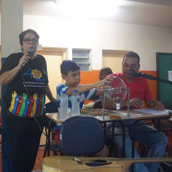 Show de Prêmios reúne dezenas de pessoas na Apae