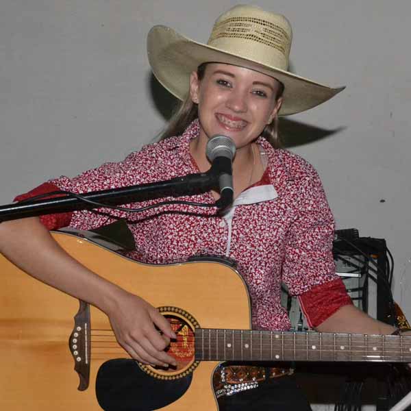 Bella's Esfihas teve música ao vivo na noite de sábado