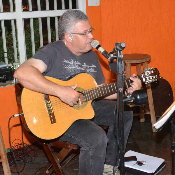 Cidão Acústico leva a boa música aos clientes da Dom Pepe