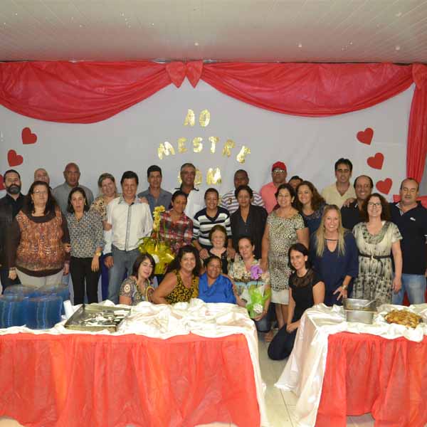 Professora Mariquinha recebe homenagem de ex-alunos em Conceição