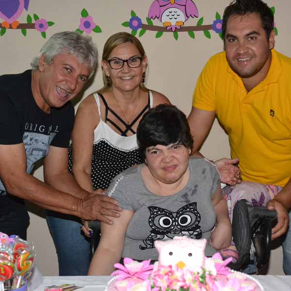 Ketly Nayara comemora aniversário com festa