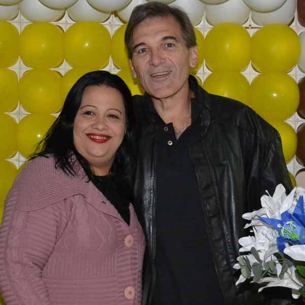 Edson Mondini ganha festa surpresa