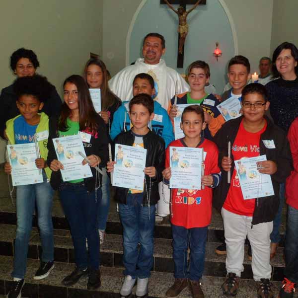 Católicos recebem a Primeira Eucaristia
