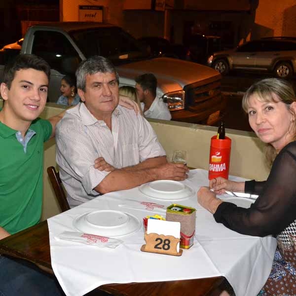 Dom Pepe recebe clientes com música ao vivo
