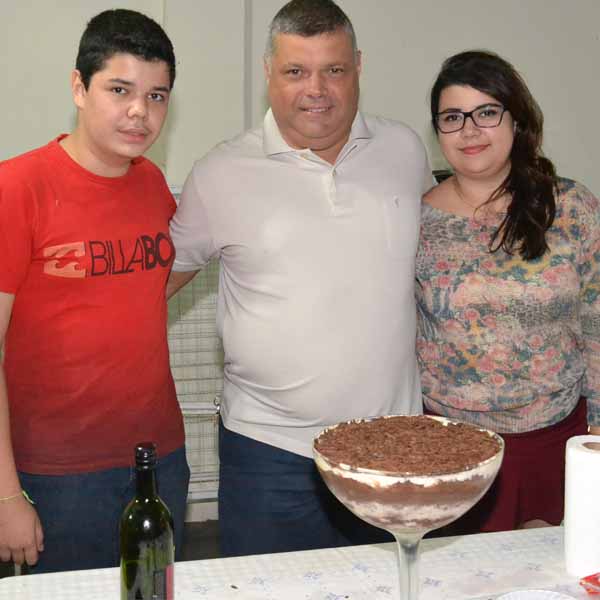 Sandro ganha festa surpresa em seu aniversário