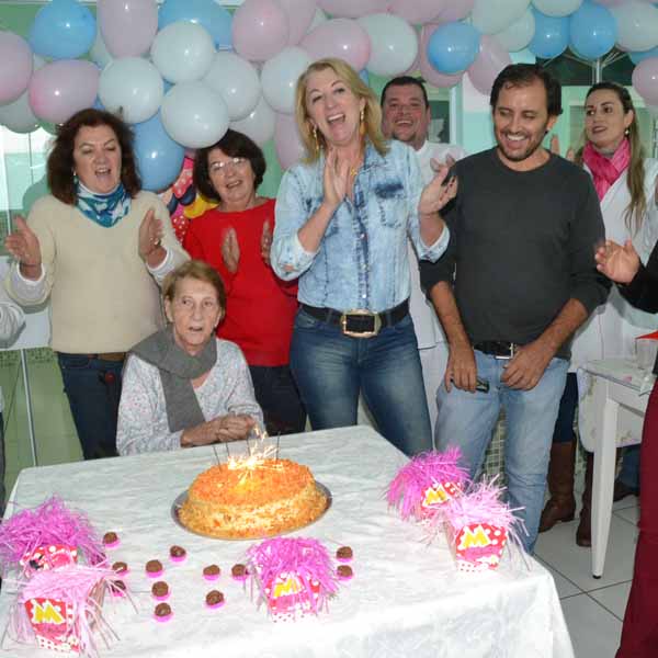 Benedita Fabiano faz aniversário com festa ao lado de sua familia