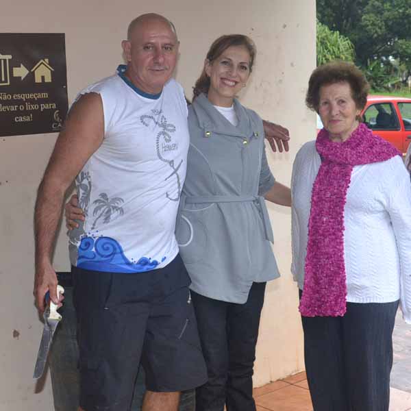 Adauto Leme, o Pena, reúne amigos para uma deliciosa costela assada