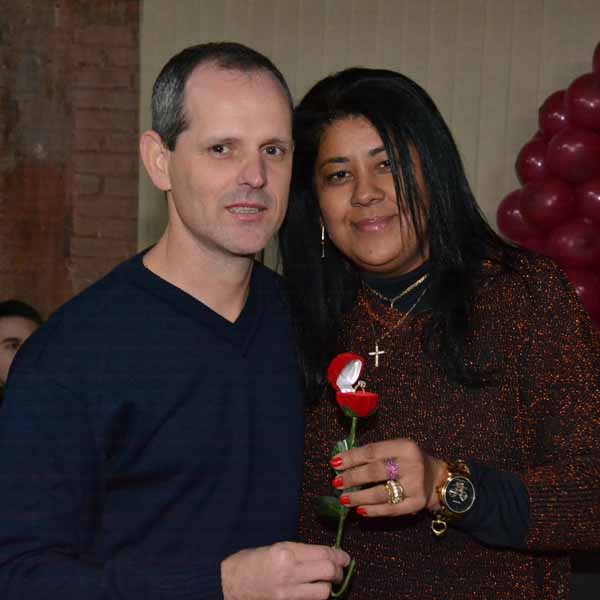 O Barracão reúne dezenas de casais para celebrar o Dia dos Namorados