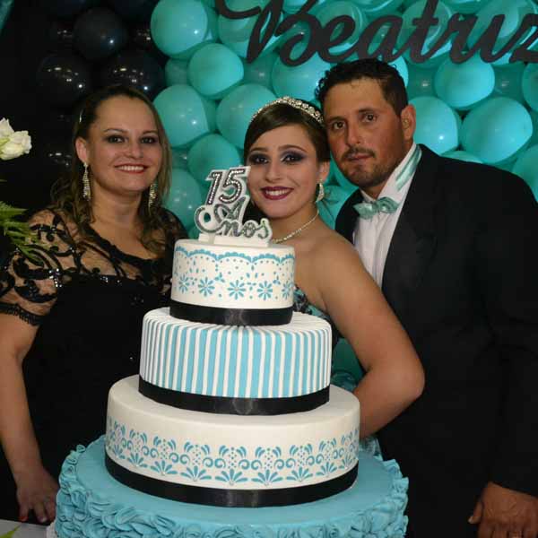 Beatriz Raquel festeja seus 15 anos com linda festa