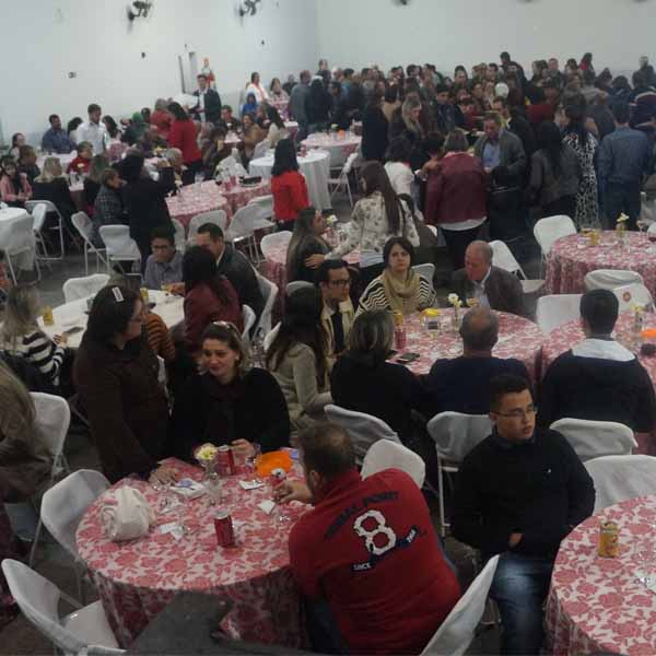 Casais celebram o Dia dos Namorados em evento da Apae