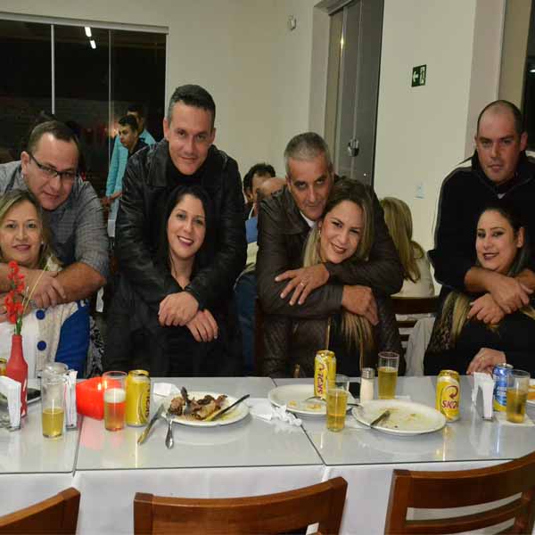 Namorados apaixonados comemoram o seu dia no Brumado Restaurante