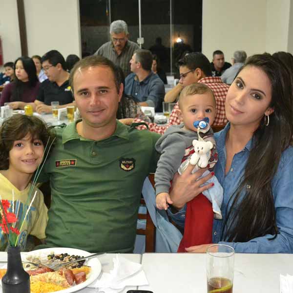 Amigos se reúnem para confraternização no Brumado Restaurante & Churrascaria
