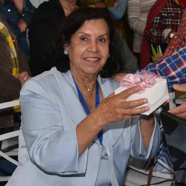 Almira Garms ganha festa surpresa em seu aniversário