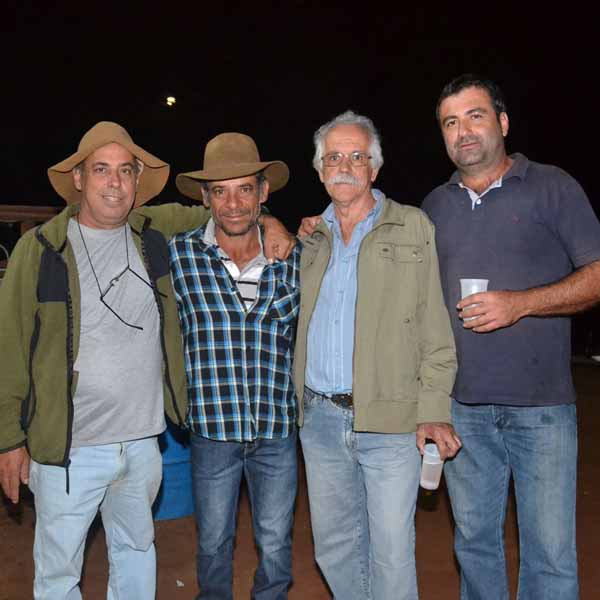 Luiz Moreira recepciona amigos e familiares na festa de São Jõao