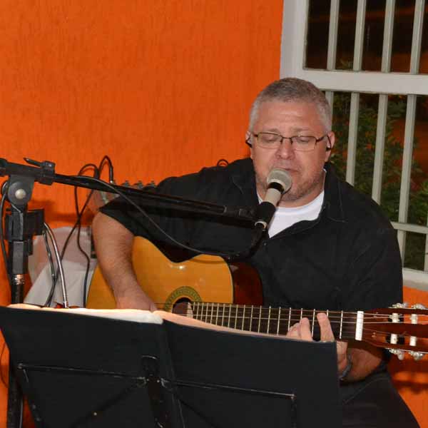 Cidão Voz & Violão se apresenta na Dom Pepe