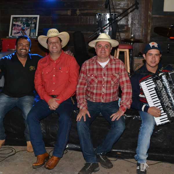 Galera animada prestigia festa de São João na Fazenda Virginia
