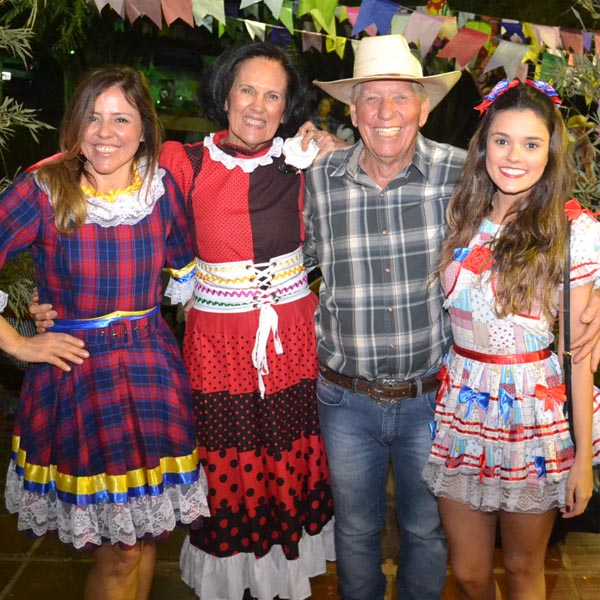 Dorinho Simões e esposa recebem galera em festa julina