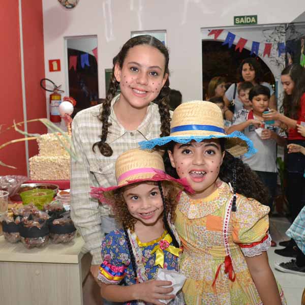 Escola Wizard realiza festança para alunos