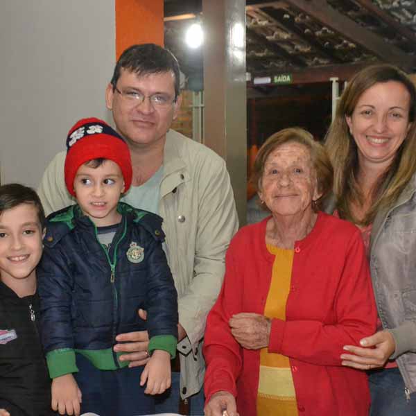 Dom Pepe Pizzaria recebe vários clientes na noite de sábado