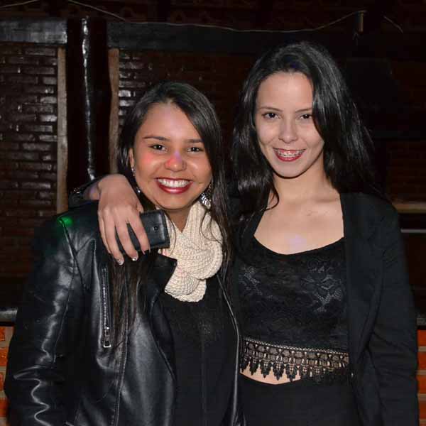 Bruna e Juliana reúnem galera comemora comemorar idade nova