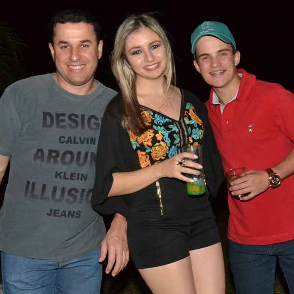 Tuany Silva reúne a galera para comemorar seu aniversário