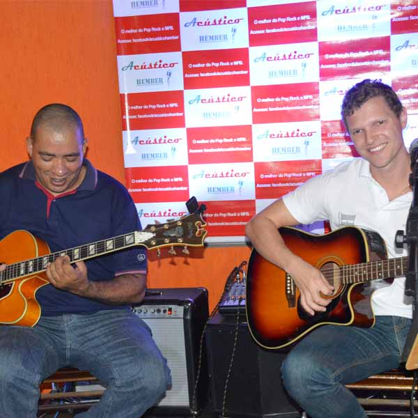 Acústico Hember anima a Dom Pepe Pizzaria