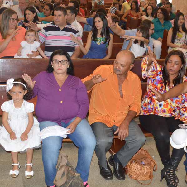 Crianças são batizadas em celebração na Igreja Matriz