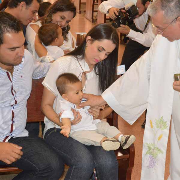 Conrado recebe o sacramento do batismo
