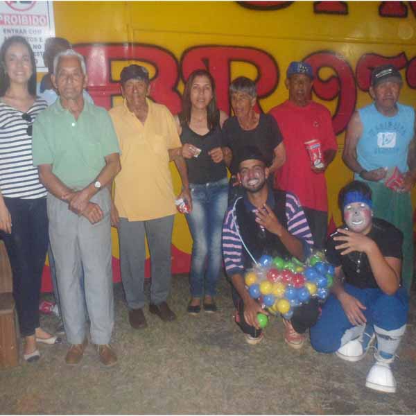 Moradores do Lar dos Idosos tem uma tarde de espetáculo.