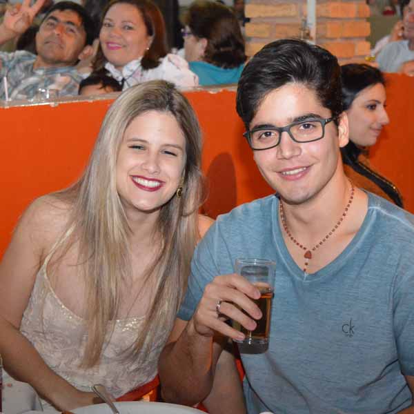 Noite de sábado na Dom Pepe contou com a dupla Karina & Albino