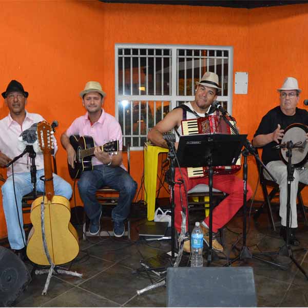 Galera aproveita a noite de sábado para saborear as pizzas da Dom Pepe