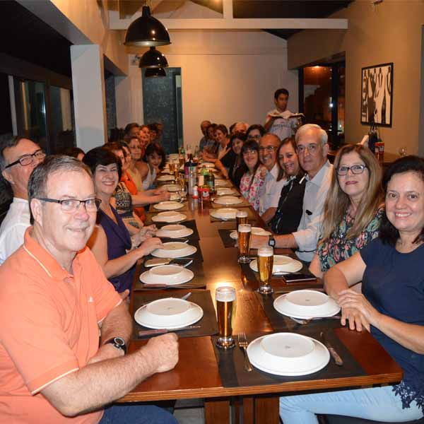 Ex-alunos dos anos 70 do Cene se reúnem para matar as saudades