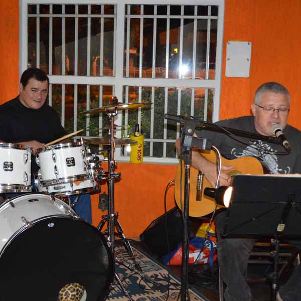 Dom Pepe Pizzaria oferece música ao vivo para os seus clientes