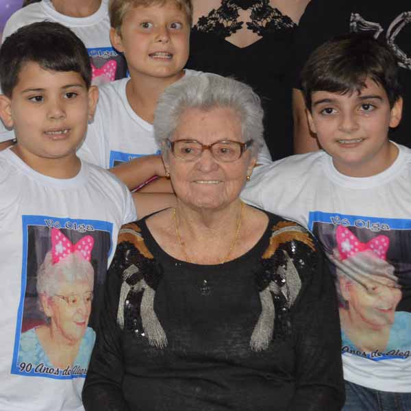 Dona Olga completa 90 anos e comemora ao lado dos familiares e amigos