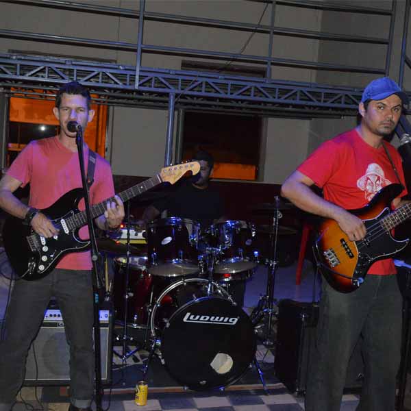 Cris Portes Acústico se apresenta no Al Qaeda Bar