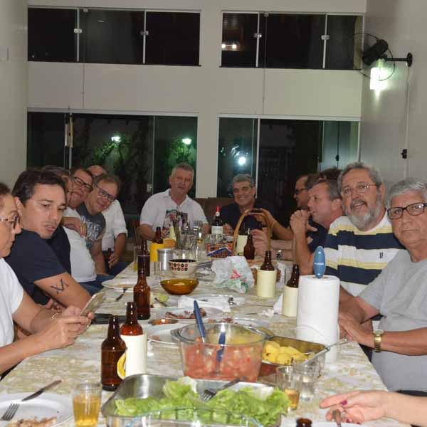 Marinho Thimóteo reúne amigos para confraternização