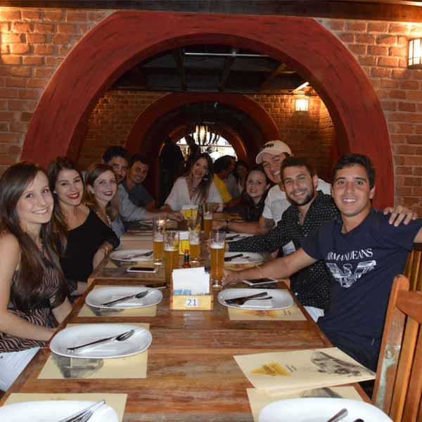 Luss - o chope fino fica lotado na véspera do feriado