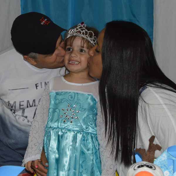 Maria Eduarda apaga velinhas em linda festa